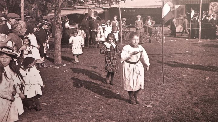 Un jeu enfantin capturé sur le vif par Louis Chesneau. (Archives de Seine-Maritime / France 3 Normandie)