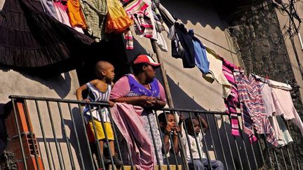 Dans le quartier de Cova da Moura, une banlieue de Lisbonne, où vit la communauté cap-verdienne. (NICOLAS ASFOURI / AFP)