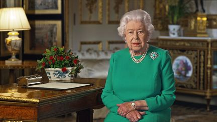 La reine d'Elizabeth II, lors de son allocution télévisée diffusée le dimanche 5 avril 2020.&nbsp; (BUCKINGHAM PALACE / AFP)