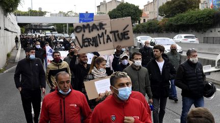 Des patrons de bars et des restaurateurs manifestent, à Marseille, le 28 septembre 2020. (NICOLAS TUCAT / AFP)