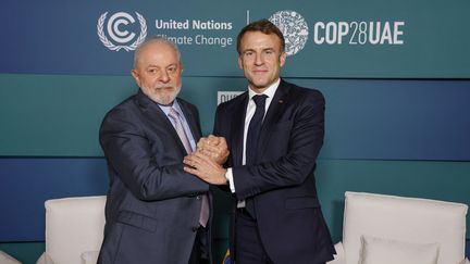 Le président du Brésil, Luiz Inacio Lula da Silva, et le président Emmanuel Macron, à la COP28 à Dubaï le 2 décembre 2023. Les deux dirigeants ne sont pas d'accord sur les négociations du grand accord commercial d'échange entre l'Europe et l'Amérique du Sud. (LUDOVIC MARIN / AFP)