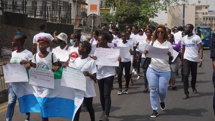 Des manifestantes avec des affiches dénonçant les mutilations génitales féminines lors d'un rassemblement à Freetown à l'occasion de la journée internationale de la femme, le 8 mars 2022. (SAIDU BAH / AFP)