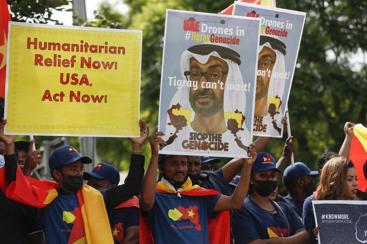 Des Ethiopiens issus du Tigré vivants en Afrique du Sud qui manifestent devant l'ambassade des Etats-Unis pour demander le retrait des forces éthiopiennes et amharas du Tigré, le 26 janvier 2022. (PHILL MAGAKOE / AFP)