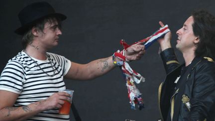 Pete Doherty et Carl Barât des Libertines sur scène à Glastonbury 26 juin 2015.
 (Joel Ryan/AP/SIPA)