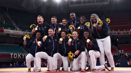 La France est sur la plus haute marche du podium. La Marseillaise retentit dans le Nippon Budokan pour la deuxième fois depuis le début des JO après Clarisse Agbegnenou.