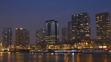 Le front de Seine, &agrave; Paris. A partir du 1er juillet 2013, les r&egrave;gles de l'&eacute;clairage nocturne des bureaux et commerces changent. (JACQUES LOIC / AFP)