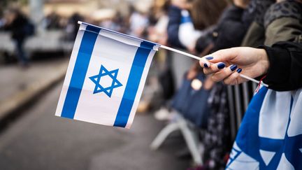 Un drapeau israélien lors d'une manifestation en solidarité avec l'Etat hébreu, le 6 octobre 2024 à Paris. (BASTIEN OHIER / HANS LUCAS / AFP)