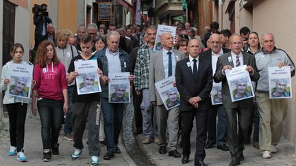 Henri Giuge, maire de Saint-Martin-V&eacute;subie (Alpes-Maritimes), devant une marche en hommage a l'otage&nbsp;Herv&eacute; Gourdelde d&eacute;capit&eacute; par les jihadistes alg&eacute;riens - 23 septembre 2014 (JEAN CHRISTOPHE MAGNENET / AFP)