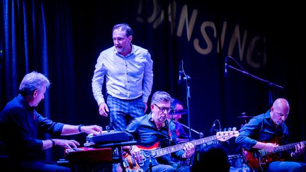 Damien Laquet et son orchestre "live", sur la scène du Complexe Café Théatre à Lyon. (Nicolas Semenioukoff)