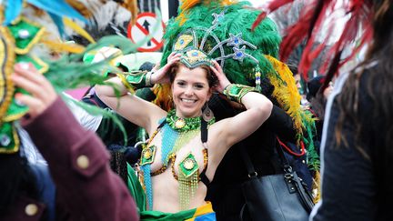 Certaines Irlandaises n'ont pas peur du mauvais temps et le prouvent dans les rues de Dublin. (KIM HAUGHTON / MAXPPP)