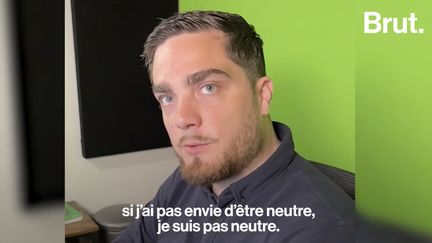 Suivi par près de 66 000 personnes sur Twitch, Sowdred, un ancien graphiste, commente les matchs de foot en direct, à sa manière. Brut a assisté à l’un de ces lives.