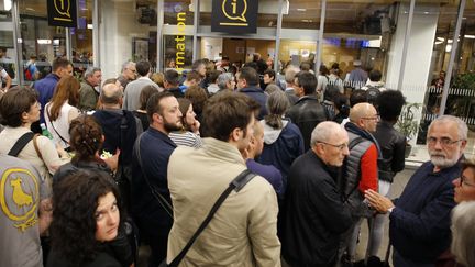 Une panne de signalisation au sud de Tours a fortement perturbé vendredi soir l'ensemble de la ligne SNCF Paris-Bordeaux, des milliers de passagers restant bloqués plusieurs heures avant de pouvoir gagner leur destination avec beaucoup de retard, quand leur train n'était pas purement et simplement annulé.