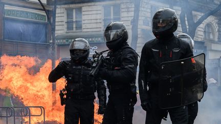 Des policiers membres de la Brav-M, à Paris, le 23 mars 2023. (JULIEN MATTIA / LE PICTORIUM / MAXPPP)