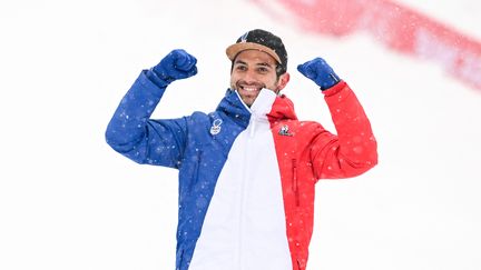 Le skieur français Mathieu Faivre, juste avant de recevoir la médaille de bronze après sa troisième place au slalom&nbsp;géant des Jeux olympiques de Pékin, le 13 février 2022. (LIAN ZHEN / AFP)