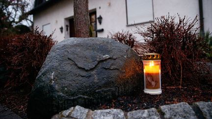 &nbsp; (Une bougie devant la maison des parents d'Andreas Lubitz © REUTERS |Kai Pfaffenbach)