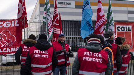 Des employés d'Amazon manifestent devant l'entrepôt de Brandizzo, près de Turin (Italie), le 22 mars 2021. (MARCO BERTORELLO / AFP)