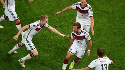 Mario G&ouml;tze est f&eacute;licit&eacute; par ses co&eacute;quipiers apr&egrave;s avoir ouvert le score en finale de la Coupe de monde, dimanche 13 juillet &agrave; Rio de Janeiro (Br&eacute;sil). (FRANCOIS XAVIER MARIT / AFP)