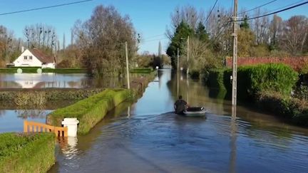 Les habitants de l'ouest du Pas-de-Calais, touchés par les inondations, déplorent l'ampleur des dégâts. Les meubles flottent à l'intérieur des maisons, accessibles uniquement en barque dans certaines villes. (FRANCEINFO)