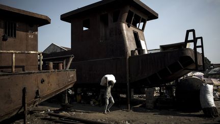 Des structures plus ou moins légales ont essaimé au cours des années, le long des berges du fleuve, dans le but de profiter de la manne du commerce maritime qui remonte du débouché de la RDC sur l'Atlantique. Mais cet espoir a vécu. Les sans-abri ont pris possession des carcasses abandonnées tandis que les autorités se projettent aujourd'hui dans la construction d'un port en eau profonde, au bord de l'océan. Le chantier, rendu possible grâce à un accord avec les Emirats arabes unis, entaché de soupçons de corruption, sera dirigé par une entreprise de Dubaï. Les travaux devraient débuter en 2018 et s'achever en 2020 sur la presqu'île de Banana. (John WESSELS / AFP)