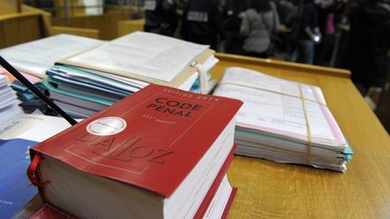 Un code pénal lors d'une audience au tribunal de Nîmes (Gard) le 16 décembre 2013. Illustration. (PASCAL GUYOT / AFP)