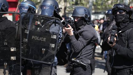 Des policiers munis de LBD lors d'affrontements en marge d'une manifestation de "gilets jaunes" place de la République à Paris, avril 2019. (ZAKARIA ABDELKAFI / AFP)