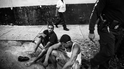 Des membres du TRU, la Tactics and Rescue Unit&nbsp;de la police de Miami (Floride, Etats-Unis) effectuent un contr&ocirc;le, en 2012. (PAOLO PELLEGRIN / MAGNUM PHOTOS / POSTCARDS FROM AMERICA)