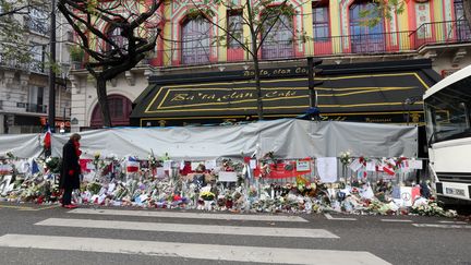 Le café du Bataclan, qui jouxte la salle de concert, le 26 novembre 2015, à Paris. (ALAIN ROBERT / APERCU / SIPA)