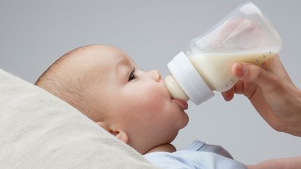 En Nouvelle-Z&eacute;lande, des lettres menacent d'empoisonner du lait pour b&eacute;b&eacute;, comme le r&eacute;v&egrave;le le gouvernement mardi 10 mars 2015. (TOM MERTON / OJO IMAGES RF / GETTY IMAGES)