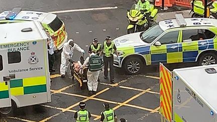 Un témoin a pris cette photo des secours, vendredi 26 juin 2020 à Glasgow (Royaume-Uni), où une opération de police d'ampleur a été menée. (MILROY1717 / TWITTER / REUTERS)