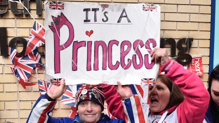 Des fans brandissent une pancarte "it's a princess" ("c'est une princesse") devant la maternit&eacute;&nbsp;St Mary's de Londres, le 2 mai 2015. (LEON NEAL / AFP)