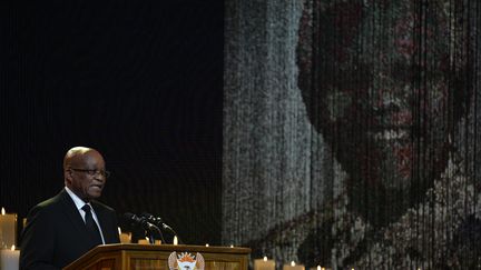 Le pr&eacute;sident sud-africain Jacob Zuma &agrave; la tribune&nbsp;lors des fun&eacute;railles de Nelson Mandela &agrave; Qunu (Afrique du Sud), le 15 d&eacute;cembre 2013. (ODD ANDERSEN / AFP)