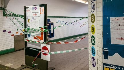 Un couloir du métro fermé à la station Gare Saint-Lazare, à Paris, le 22 décembre 2019. (MATHIEU MENARD / HANS LUCAS / AFP)