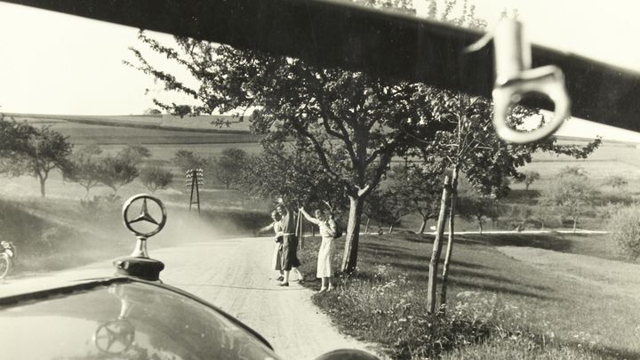 Photographie de Paul Wolff montrant des auto-stoppeuses en 1936, image appartenant à la collection Christian Brandstätter. (PAUL WOLFF SERVICE DE PRESSE / VILLE DE MONTPELLIER)