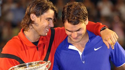 Rafael Nadal console Roger Federer après sa finale victorieuse à Melbourne en 2009 (WILLIAM WEST / FILES AFP)