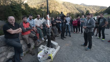 Des opposants à la réintroduction de l'ours bloquent les accès à la vallée d'Aspe, mercredi 3 octobre 2018 à Sarrance (Pyrénées-Atlantiques). (IROZ GAIZKA / AFP)