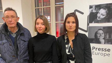 Noémie Kohler (au centre) le 22 novembre 2022 après la création du comité de soutien à sa soeur Cécile, emprisonnée en Iran (ANTOINE BALANDRA / FRANCE BLEU ALSACE / RADIOFRANCE)