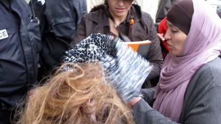 Fatima Afif (D), l'employ&eacute;e licenci&eacute;e par la cr&egrave;che Baby Loup, arrive voil&eacute;e au tribunal, &agrave; Mantes-la-Jolie (Yvelines), le 8 novembre 2010. (MAXPPP)