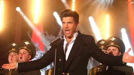 Vincent Niclo et les choeurs de l'Armée rouge, à Reims en décembre 2012.
 (Remi Wafflart /inSitucom/MAXPPP)