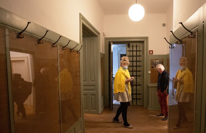 Des visiteurs marchent dans le vestiaire de l'appartement de Sigmund Freud, qui n'était pas&nbsp;ouvert au public auparavant, à Vienne (26 août 2020) (ALEX HALADA / AFP)