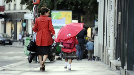 Une mère et sa fille se rendent à l'école, le 5 septembre 2011, à Paris. (Photo d'illustration) (JOHANNA LEGUERRE / AFP)