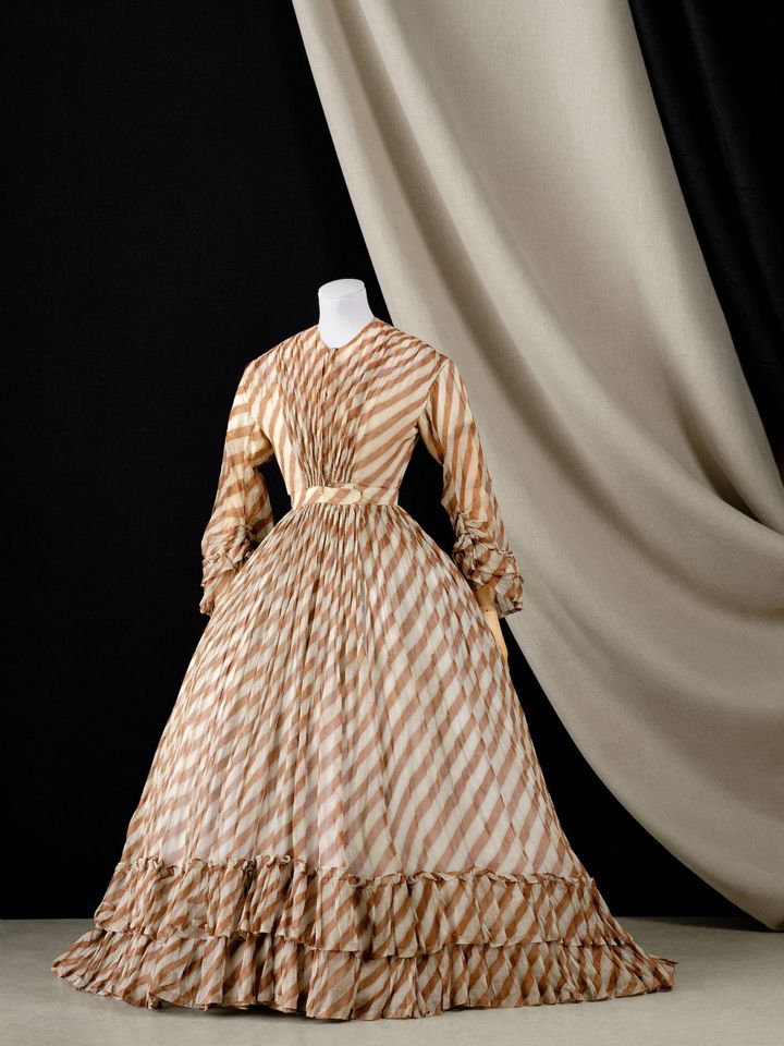 Robe à crinoline, vers 1845 dans l'exposition "Une histoire de le mode. Collectionner, exposer au Palais Galliera" (STANISLAS WOLFF)