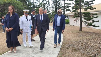 Le ministre des Outre-mer aux côtés de la présidente du Congrès Veylma Falaeo, le haut-commissaire Louis Le Franc, et le président du Sénat coutumier, Eloi Gowe. (Medriko Peteisi / NC la 1ère)