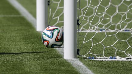 But ou pas but ? D&egrave;s la saison prochaine, les arbitres pourront s'aider de la "goal line technology" pour prendre leur d&eacute;cision.&nbsp; (YASUYOSHI CHIBA / AFP)