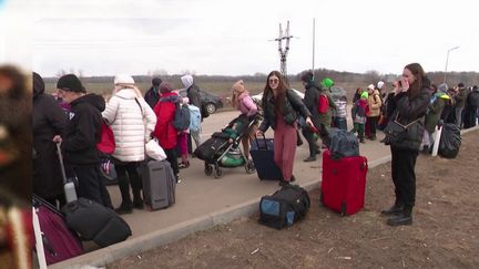 En Ukraine, la situation reste difficile à ce jour. Le pays manque de combattants en raison notamment d'un large déplacement de la population ukrainienne en dehors des frontières. Cet exode a des conséquences lourdes sur la vie du pays. (France 2)