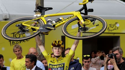 Pour la deuxième année consécutive, Jonas Vingegaard est en jaune sur les Champs-Elysées, le 23 juillet 2023. (THOMAS SAMSON / AFP)