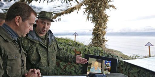 Dmitri Medvedev visite une des îles Kouriles, Iturup, en août 2015. (Dmitry Astakhov / RIA Novosti)