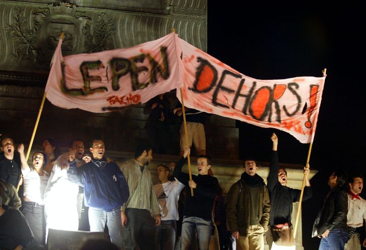 Plusieurs milliers de personnes manifestent, le 21 avril 2002, place de la Bastille à Paris, pour protester contre la présence de Jean-Marie Le Pen au second tour de la présidentielle. (FRANCOIS GUILLOT / AFP)