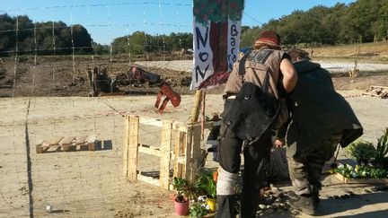 Des personnes se recueillent, mardi 28 octobre 2014, sur le site du barrage contest&eacute; de Sivens (Tarn),&nbsp;o&ugrave; est mort R&eacute;mi Fraisse. (FABIEN MAGNENOU / FRANCETV INFO)