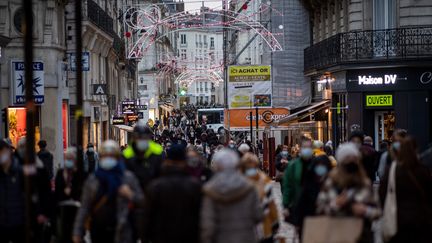 Les centres-villes pris d'assaut le dernier samedi avant Noël (illustration à Nantes, le 19 décembre 2020). (LOIC VENANCE / AFP)