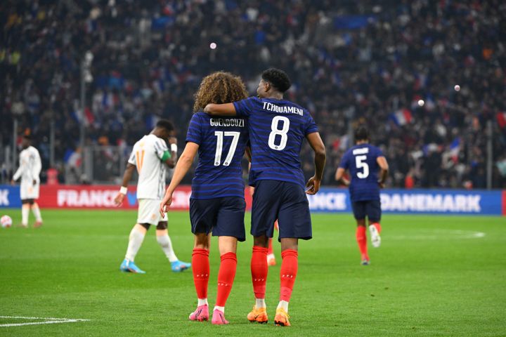 Mattéo Guendouzi et Aurélien Tchouameni après France-Côte d'Ivoire à Marseille, le 25 mars 2022. (NICOLAS TUCAT / AFP)